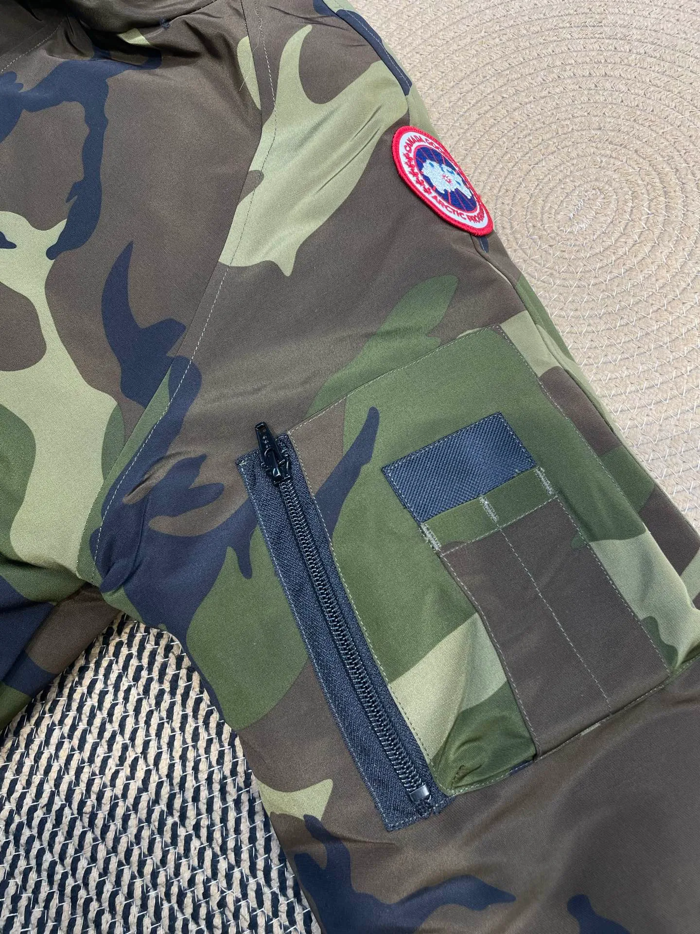 P780 high-end version Canada Goose Canada Goose #Chilliwack 7999M bomber jacket short down jacket/01 model #Men and Women Same Style# ➖ Genuine synchronous anti-counterfeiting chip sensor! ➖ Imported 21S polyester-cotton blended original fabric [last year’s 16S/18S hard fabrics have been completely eliminated, this year all use 21S genuine synchronous fabrics, the soft mid-strap feels delicate and textured], genuine synchronous Feather-Light 10D waterproof coating fabric, made of 84.5 polyester fiber and 15.5 cotton, 100% the best feel in the entire network! ➖ The genuine official website is synchronized with the national standard 80 white duck down, you can check the official website customer service, there will never be a series of misleading claims such as 90 down or goose down! ➖ Using the best nylon lining with double double-layer sealing design, velvet-proof No. 7 needle + grid-filled down ready-made garments, there is 100% no so-called velvet running! ➖ The cuffs are designed with thickened seamless threads, and the collar and pockets are lined with top-quality polar fleece to keep you warm and comfortable! ➖ Yoshida YKK provides original custom-made electroplated sliders. YKK two-way lockable zippers are tight and smooth and will not peel off paint! ➖ 3M composite guarantees that the Velcro is the same as the original, durable, and all accessories and hardware are custom-made! ➖ Imported BEHRINGER embroidery machine to customize the 10,000-needle embroidery logo, 98% of which can be reproduced to restore the original logo. You can check and compare on the official website! ➖ The fur collars are all made of large pieces of Western Canadian blue wolf hide, ensuring that each fur collar is 13-15cm wide!   Size:XS-XXL